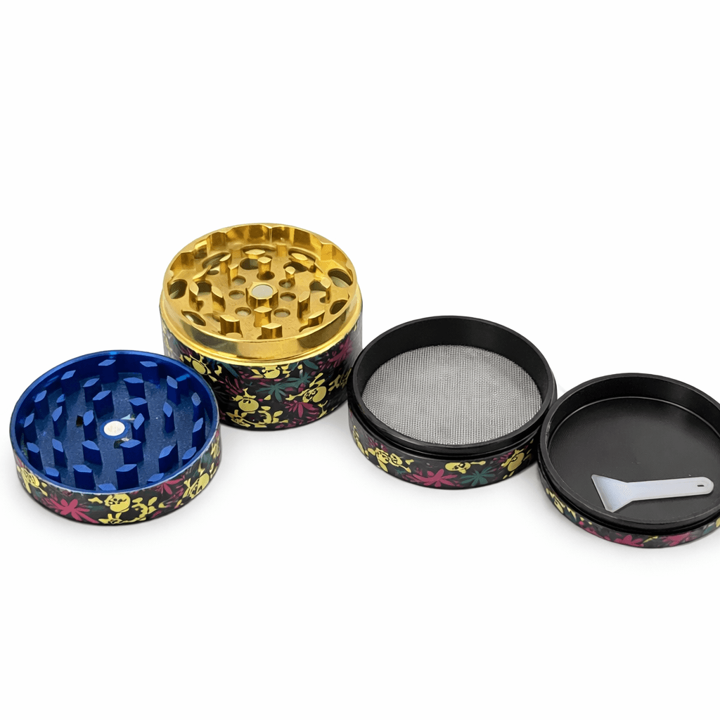 Grinder métal CBD robuste noir et coloré en 4 parties avec dents tranchantes, tamis et raclette, Nos Accessoires, Nos Grinders & Balances