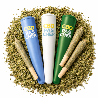Trois pré rolls CBD+ 60-70% mix Fleur CBD+ avec étuis bleu, blanc et vert sur fleurs de CBD en vrac, collection Nos Petits Prix.