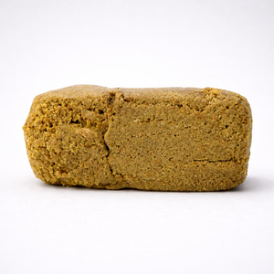 Résine CBD+ 50% "Gelato Berry" en bloc compact marron clair, issue de la collection Résine CBD + chez CBD Pas cher 14.