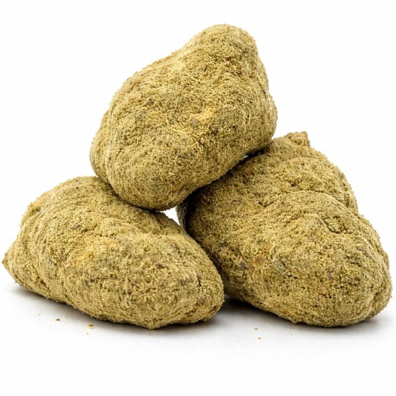 Trois Moonrock 70% CBD "Big Bud" recouverts de pollen, issus de la collection Moonrock CBD et CBD Naturel.