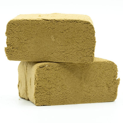 Bloc de résine végétale naturelle brun clair, produit "Résine CBD+ 40% THV "SEUM"" collection Nos Résines Classiques.