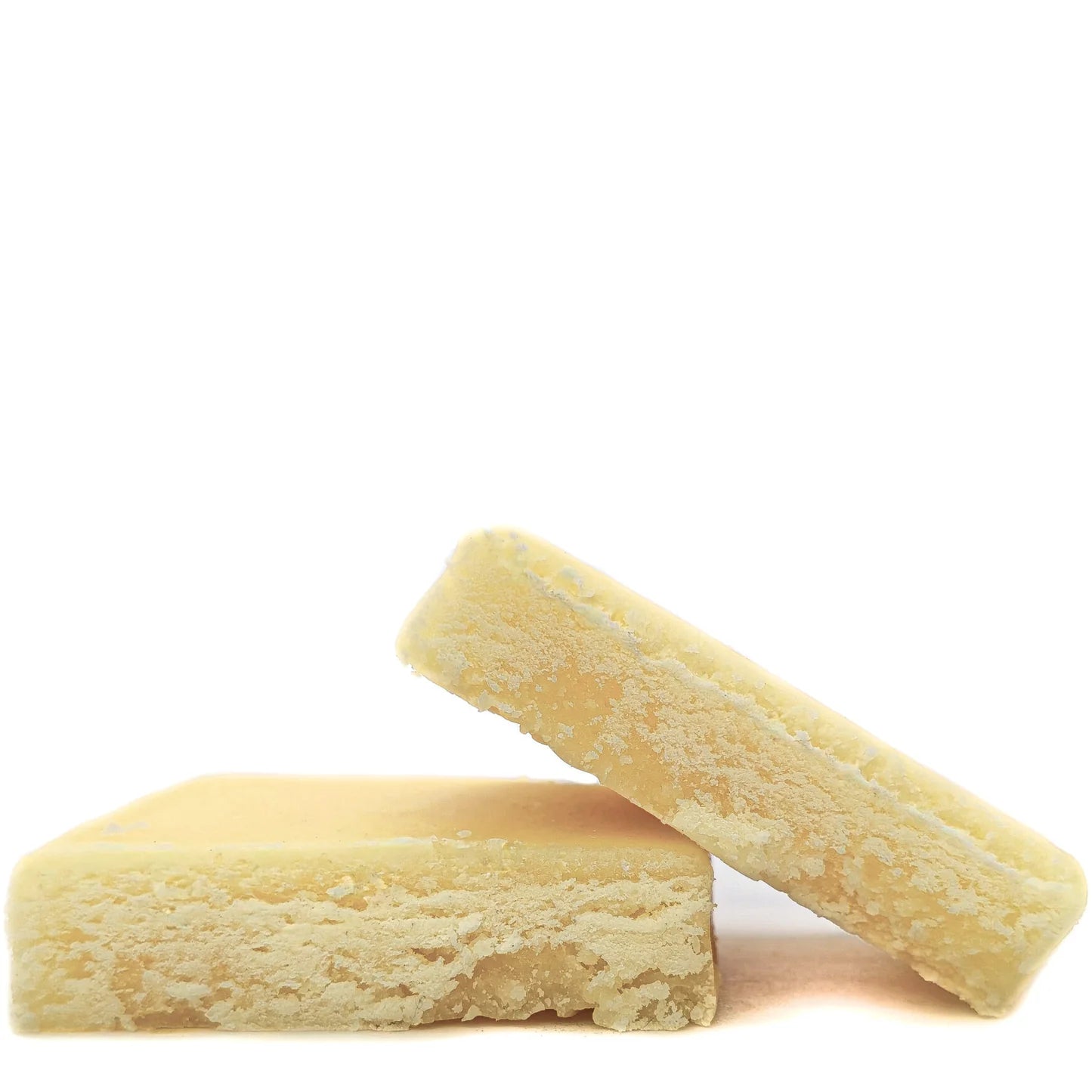 Photo de produit sur fond blanc uni présentant deux blocs rectangulaires de résine de CBD Granita Ice de couleur beige clair à blonde. Un des rectangles est posé à plat au premier plan tandis que le second est adossé en biais par-dessus. Le packshot e-commerce met en relief la texture hautement sableuse, friable et cristalline sur les flancs coupés du hash de chanvre, contrastant avec des surfaces supérieures lisses.