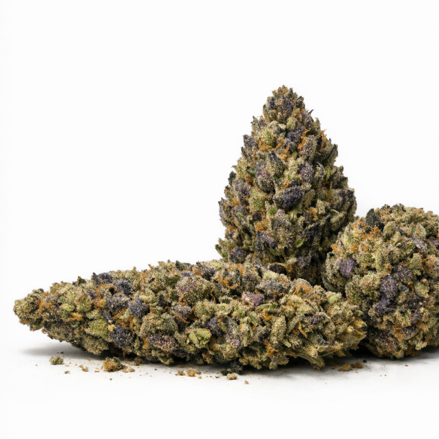 Trois bourgeons de fleur CBD Purple Snowman disposes en pyramide sur fond blanc epure. Bud principal imposant aux teintes violet intense et vert olive, recouvert d'une couche dense de trichomes cristallises blancs. Pistils oranges visibles entre les calices violacees. Profil aromatique fruite framboise et notes florales. Fleur CBD indoor premium trichomes riches, achat fleur CBD violette pas cher livraison rapide – CBD Pas Cher 14.
