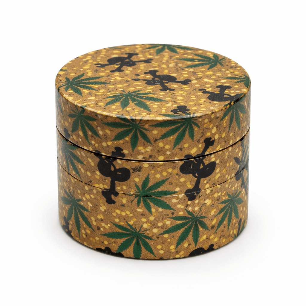 Grinder métal CBD 4 parties doré – imprimé feuilles cannabis et squelettes fond gold, broyeur herbes compact dents acier inoxydable, accessoire roulage CBD pas cher livraison France