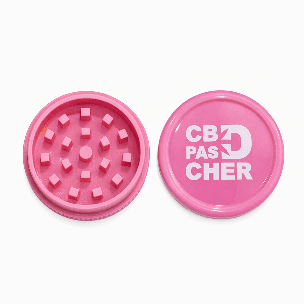 Grinder plastique CBD CBDPascher14 rose 2 parties ouvert – picots broyage régulier visibles, surface grip antidérapante, idéal usage quotidien fleurs CBD, cadeau fumeur coloré livraison rapide France
