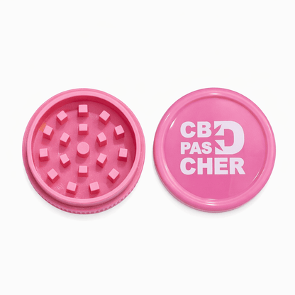 Grinder plastique CBD CBDPascher14 rose 2 parties ouvert – picots broyage régulier visibles, surface grip antidérapante, idéal usage quotidien fleurs CBD, cadeau fumeur coloré livraison rapide France