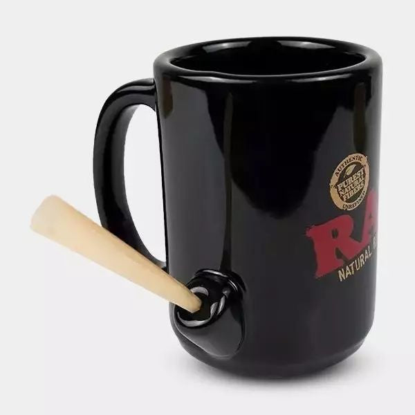 Mug RAW Wake Up Bake Up céramique noir – pipe à fumer intégrée latérale avec embout bois, logo RAW Natural Rolling Papers sérigraphié, cadeau fumeur CBD original collector livraison France