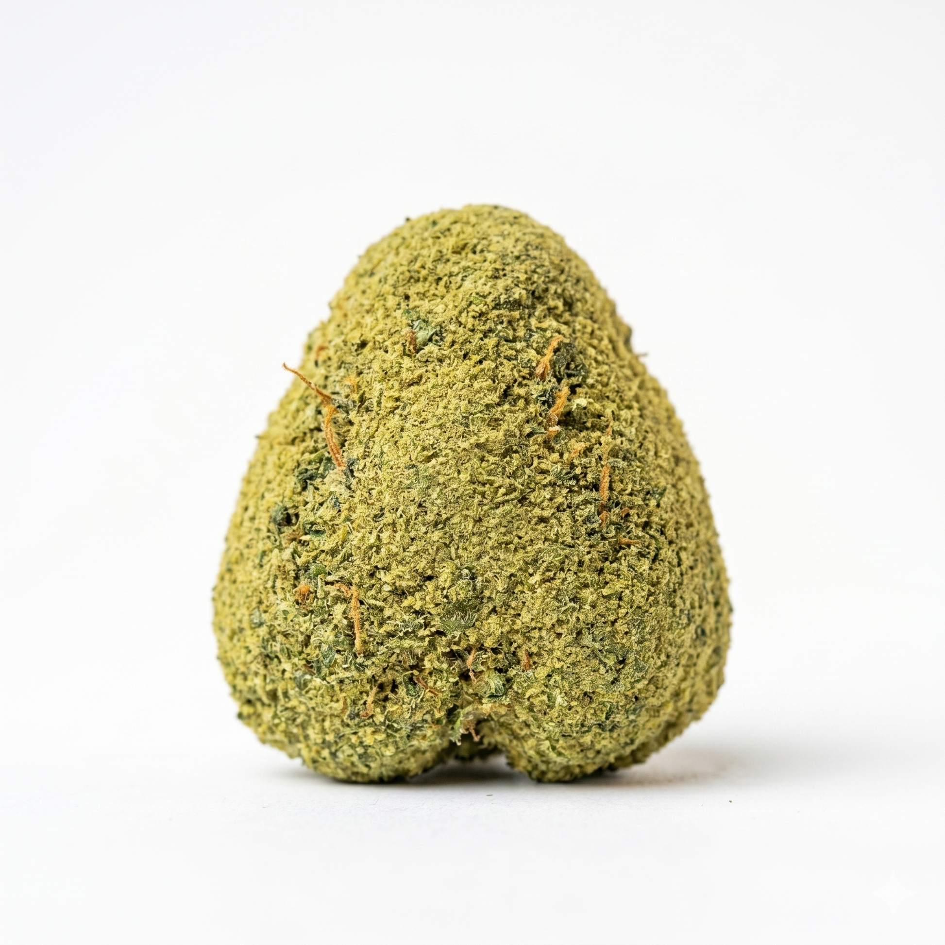 Photographie de produit en gros plan d'une fleur de Moonrock CBD isolée sur un fond blanc uni. La tête de chanvre présente une forme compacte et ovale, entièrement recouverte d'une épaisse couche de pollen de CBD (kief ou skuff) de couleur vert clair et jaune doré, laissant subtilement apparaître quelques pistils orangés.