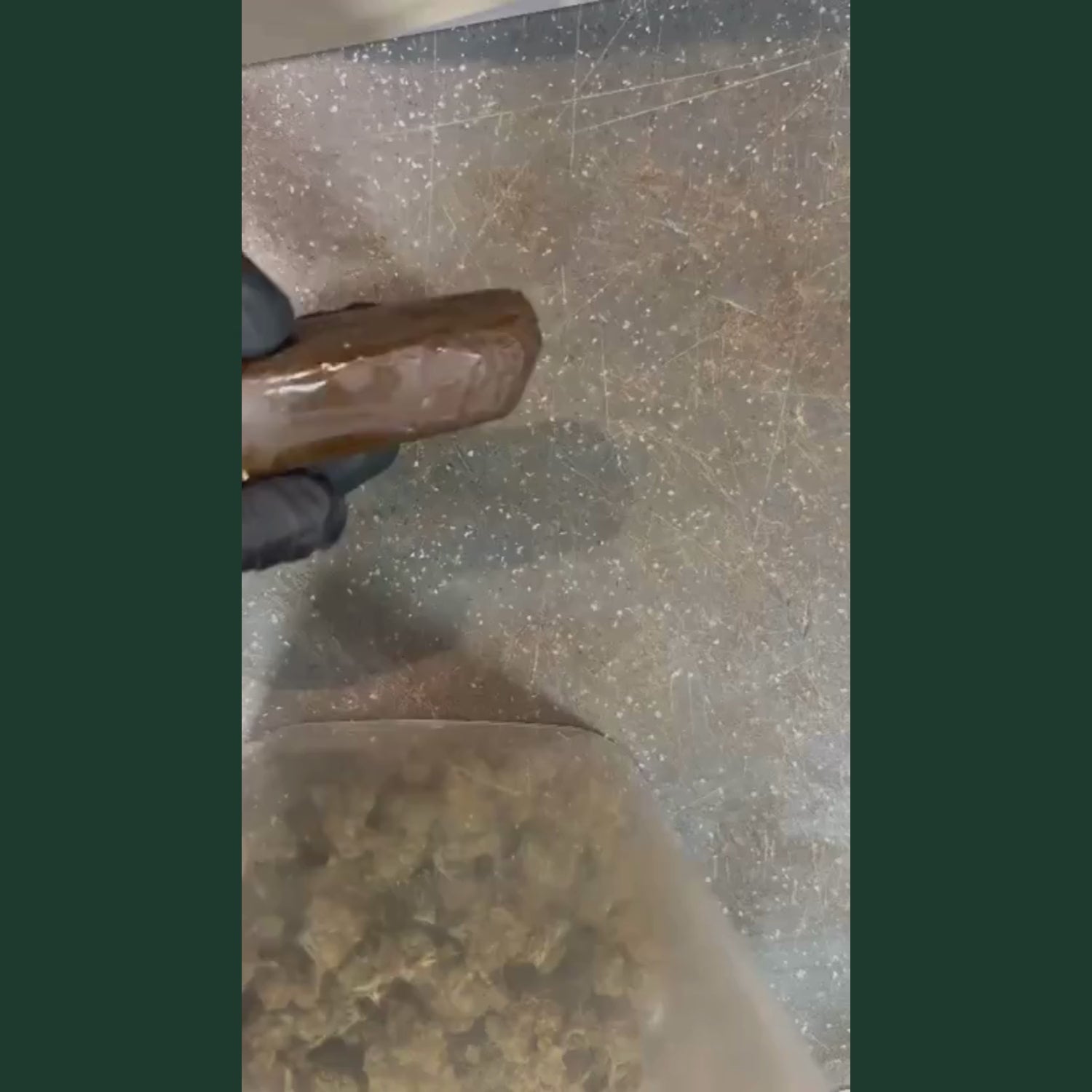 Video de presentation du Charas CBD CSA, gros plan sur bloc de charas CBD brun fonce brillant tenu par main gantee noire sur fond de pollen kief dore scintillant au premier plan, puis gros plan sur morceau de charas CBD casse revelant interieur brun dore a texture granuleuse et collante, resine CBD artisanale facon charas, produit CBD legal France taux THC inferieur a 0,3%, charas CBD puissant disponible a l'achat sur cbdpaschre14.fr