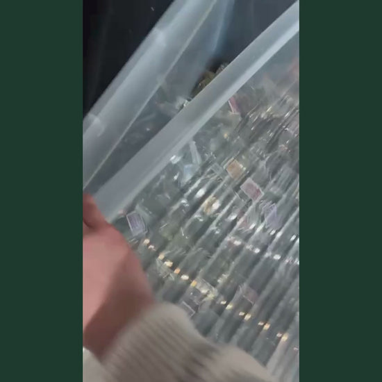 Video de presentation de l'offre promotionnelle 10g plus 10g offert sur les fleurs CBD, main tenant un sachet de fleur CBD Lemon OG 10G avec etiquette orange et jaune marquee CBD Cher Lemon OG 10G au premier plan, nombreux sachets de fleurs CBD en vrac avec etiquettes colorees visibles en arriere-plan, offre speciale achat fleur CBD 10g plus 10g offert, produit CBD legal France taux THC inferieur a 0,3%, promotion fleur CBD pas cher disponible sur cbdpaschre14.fr