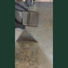 Video produit resine CBD Charras CSA2 : mains gantees de gants noirs manipulant un bloc de resine CBD compresse brun fonce. La video montre le produit sous plusieurs angles, puis le bloc brise en deux revelant un interieur texture doree et granuleuse. Fond vert, surface granuleuse au sol. Resine CBD artisanale haute concentration, legale moins de 0,3% THC, disponible a l achat en France.